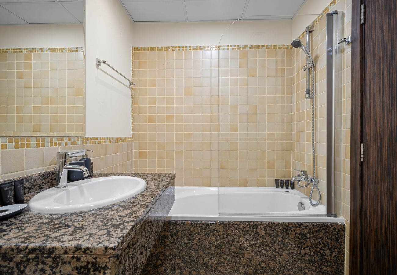 Apartment in Dubai - Luxurious Marina View Apartment
