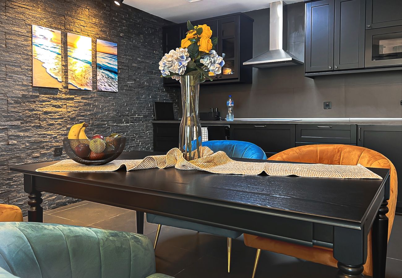Apartment in Dubai - Refreshing Sunset Apartment, 5min walk to Metro