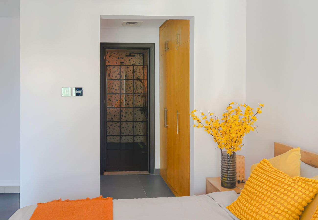 Apartment in Dubai - Refreshing Sunset Apartment, 5min walk to Metro