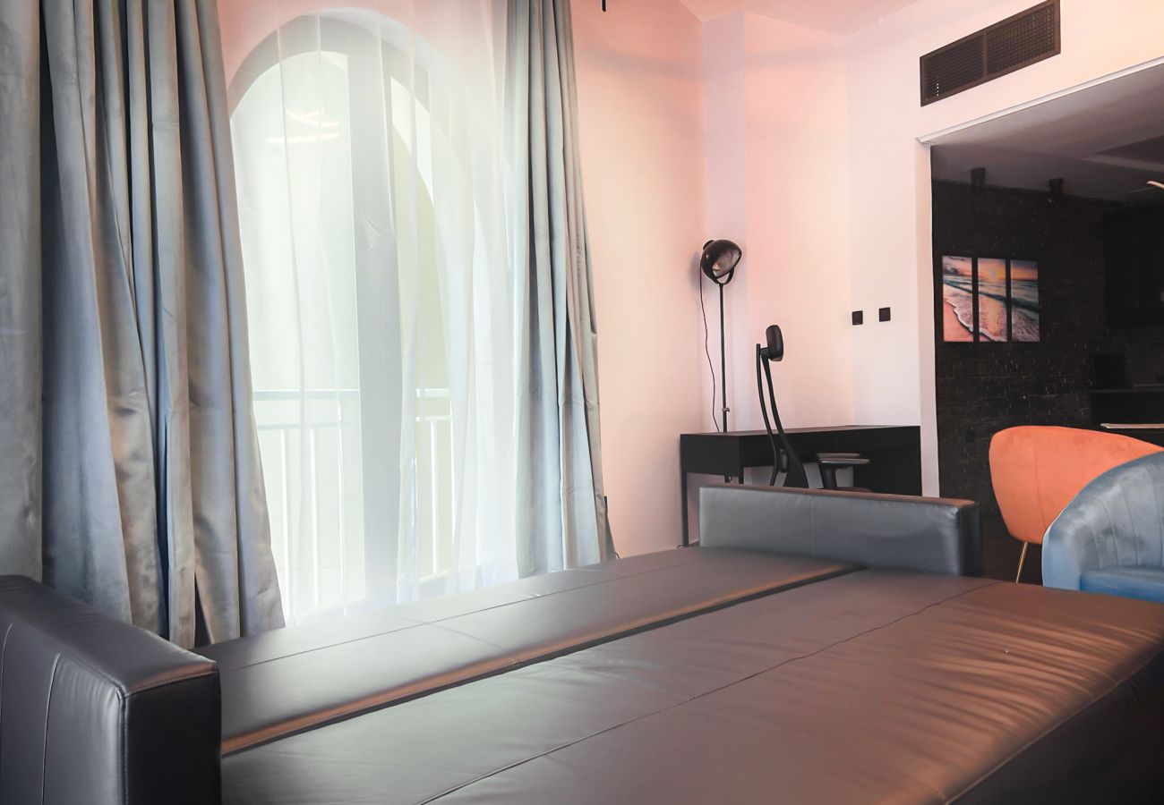 Apartment in Dubai - Refreshing Sunset Apartment, 5min walk to Metro