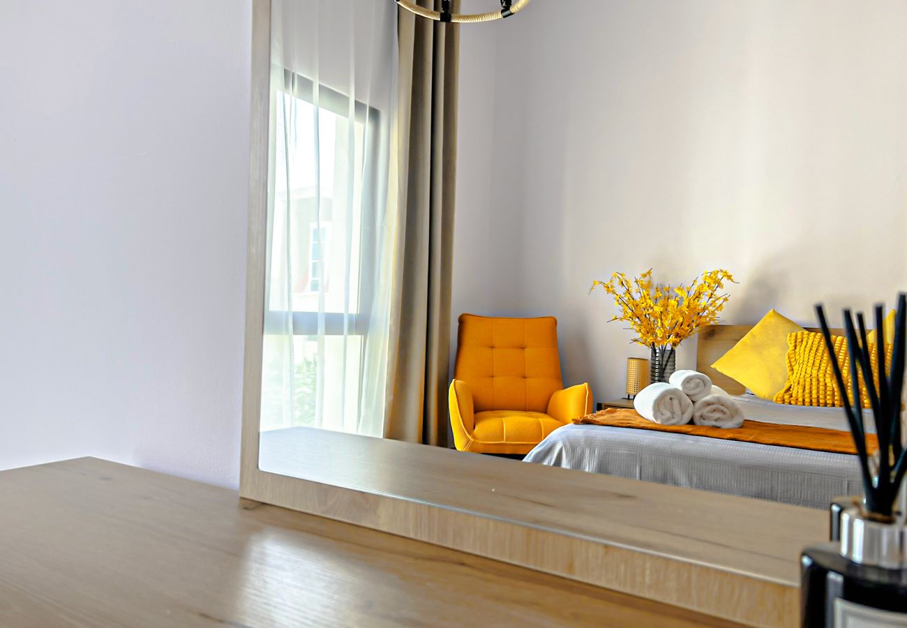 Apartment in Dubai - Refreshing Sunset Apartment, 5min walk to Metro