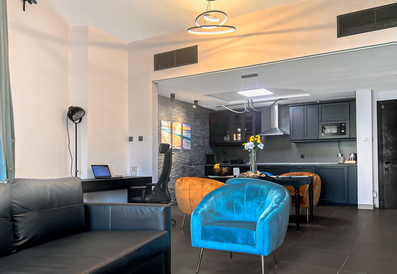Apartment in Dubai - Refreshing Sunset Apartment, 5min walk to Metro