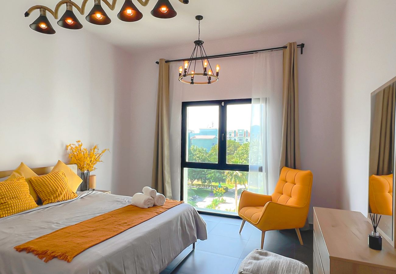 Apartment in Dubai - Refreshing Sunset Apartment, 5min walk to Metro