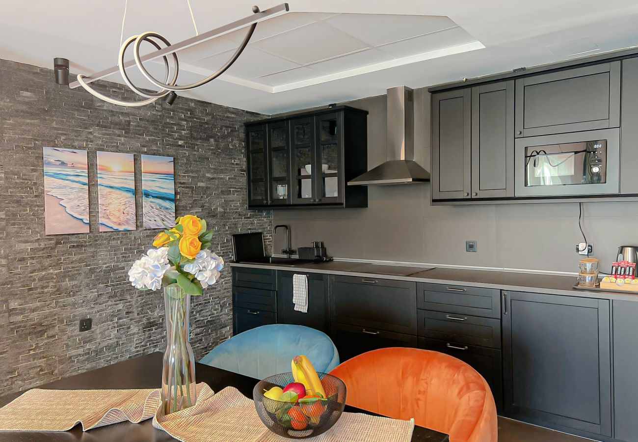 Apartment in Dubai - Refreshing Sunset Apartment, 5min walk to Metro