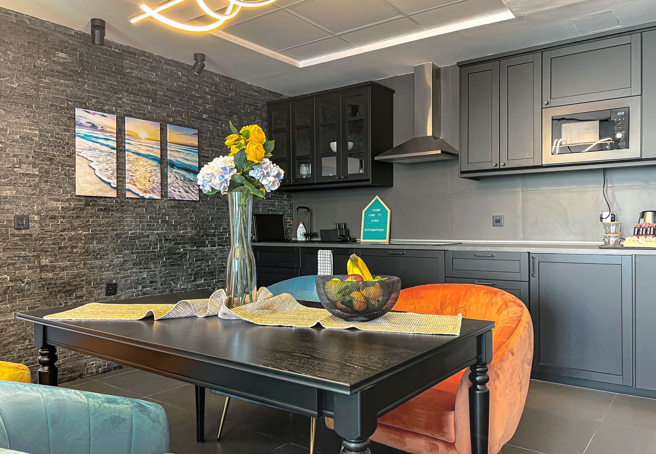 Apartment in Dubai - Refreshing Sunset Apartment, 5min walk to Metro