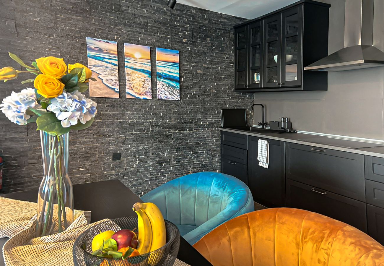 Apartment in Dubai - Refreshing Sunset Apartment, 5min walk to Metro