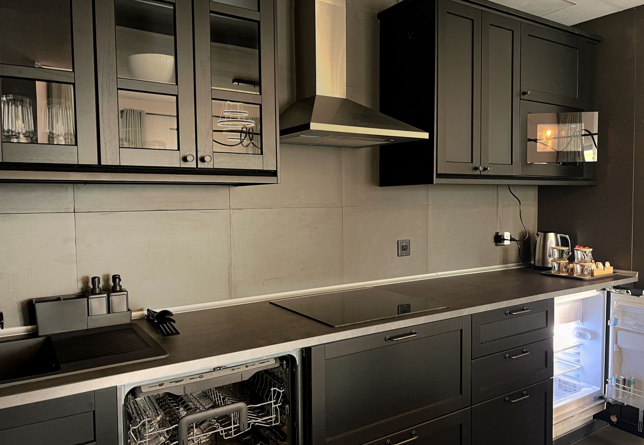 Apartment in Dubai - Refreshing Sunset Apartment, 5min walk to Metro