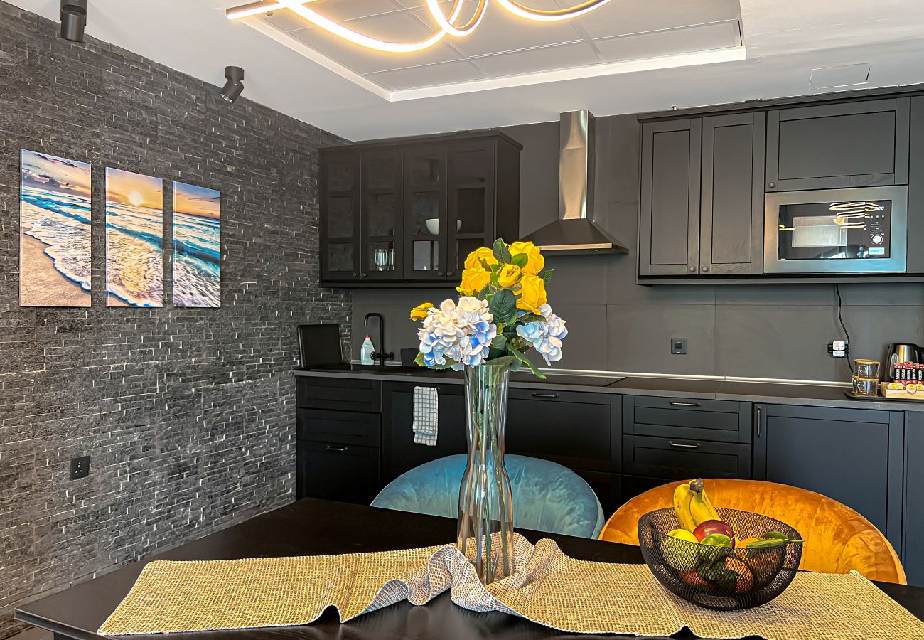 Apartment in Dubai - Refreshing Sunset Apartment, 5min walk to Metro